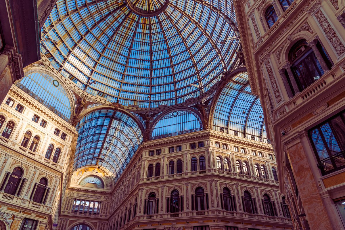 Innsiden av Galleria Umberto I i Napoli med den imponerende kuppelen av glass og jern – et mesterverk fra slutten av 1800-tallet.