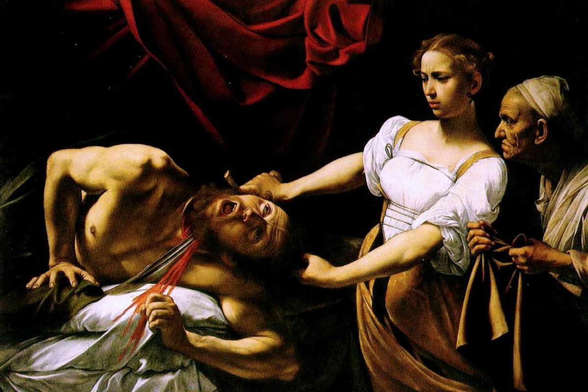 En intens scene der Judit halshugger Holofernes med et sverd, mens en eldre kvinne ser på. Maleri av Caravaggio med dramatisk lys og sterke følelser.