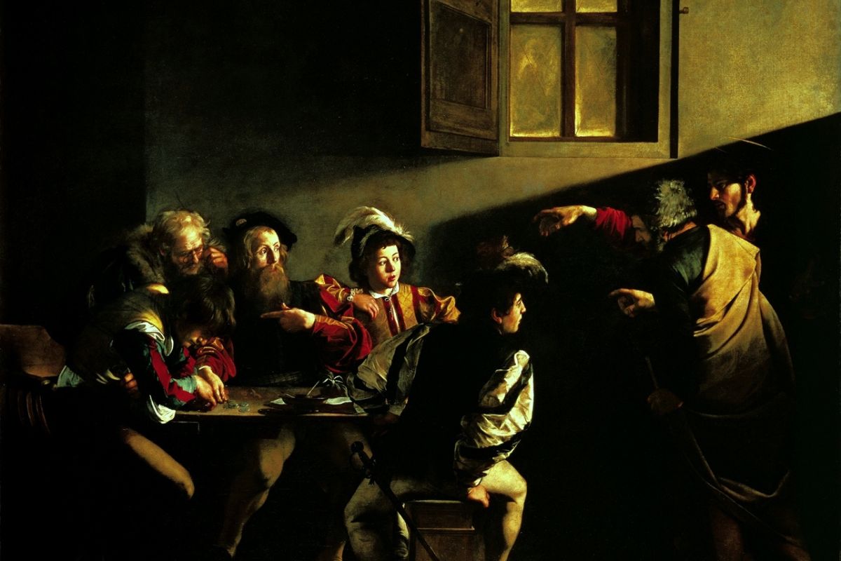 En dramatisk scene der Jesus peker mot evangelisten Matteus i et mørkt rom, opplyst av et skarpt lys fra et vindu. Maleri av Caravaggio.