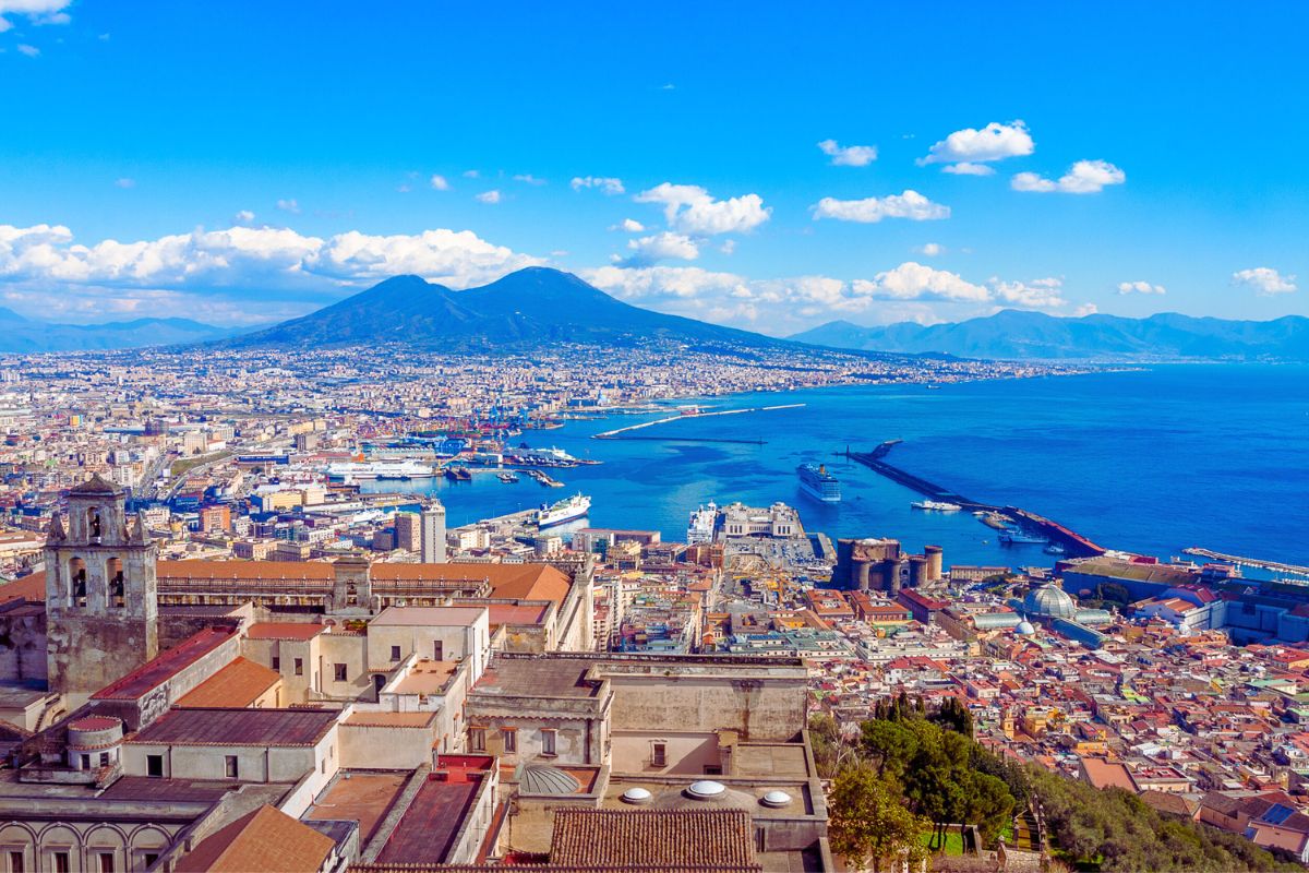 Utsikt over Napolibukta med Vesuv i bakgrunnen – et ikonisk panorama over byen Napoli og havnen.