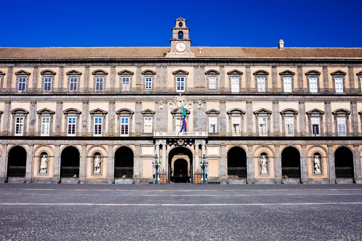 Palazzo Reale i Napoli – det kongelige slottet ved Piazza del Plebiscito, et av byens mest kjente historiske bygg.