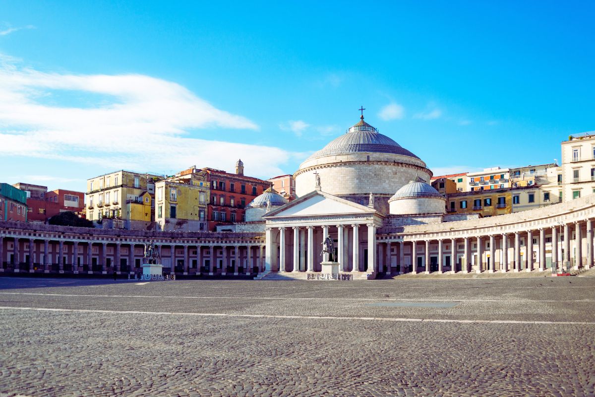 Piazza del Plebiscito i Napoli – byens mest kjente torg med basilikaen San Francesco di Paola og de karakteristiske bygningene rundt