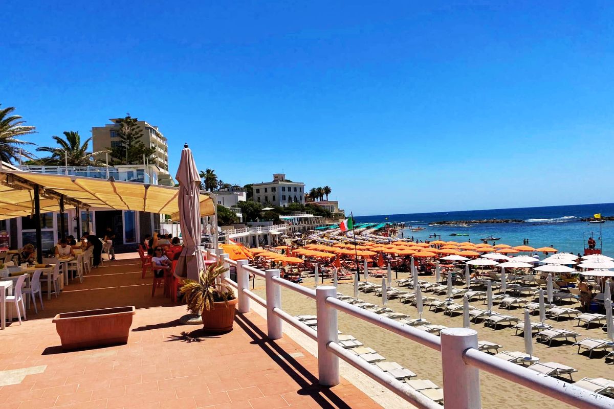 Santa Marinella-stranden – sandstrand med parasoller og solsenger, restauranter og utsikt over det klare, blå Tyrrenhavet nord for Roma.