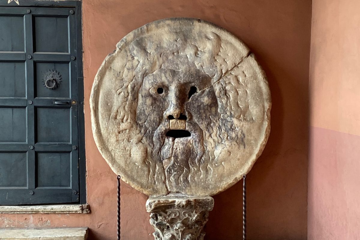 Bocca della Verità i Roma, den berømte marmorskiven med ansiktet som ifølge legenden biter hånden til løgnere
