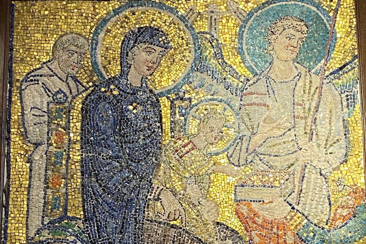 aleokristent mosaikk i Santa Maria in Cosmedin i Roma, som viser Jomfru Maria med barnet og helgener på gyllen bakgrunn