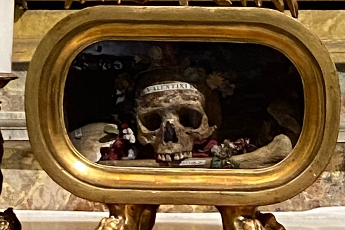 Relikvie av Sankt Valentin i Santa Maria in Cosmedin i Roma, et hodeskalle oppbevart i et forgyllet relikvar