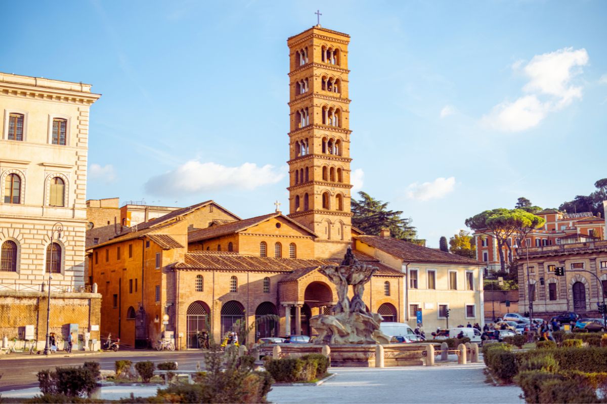 Santa Maria in Cosmedin med det romanske klokketårnet i Roma, kjent for Bocca della Verità