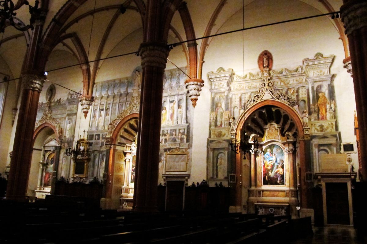 Sidekapellene i Veronas domkirke, utsmykket med renessansefresker og rikt dekorerte altre langs skipet.