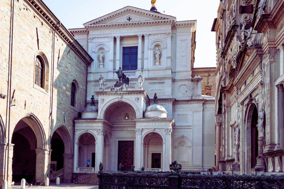 Duomo di Bergamo i Città Alta, hvit katedral omgitt av historiske bygninger.