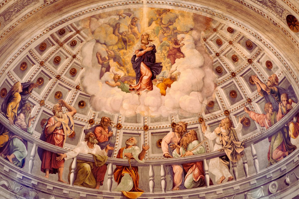 Freske i Duomo di Verona som viser Jomfru Marias himmelfart, omgitt av apostler og engler.