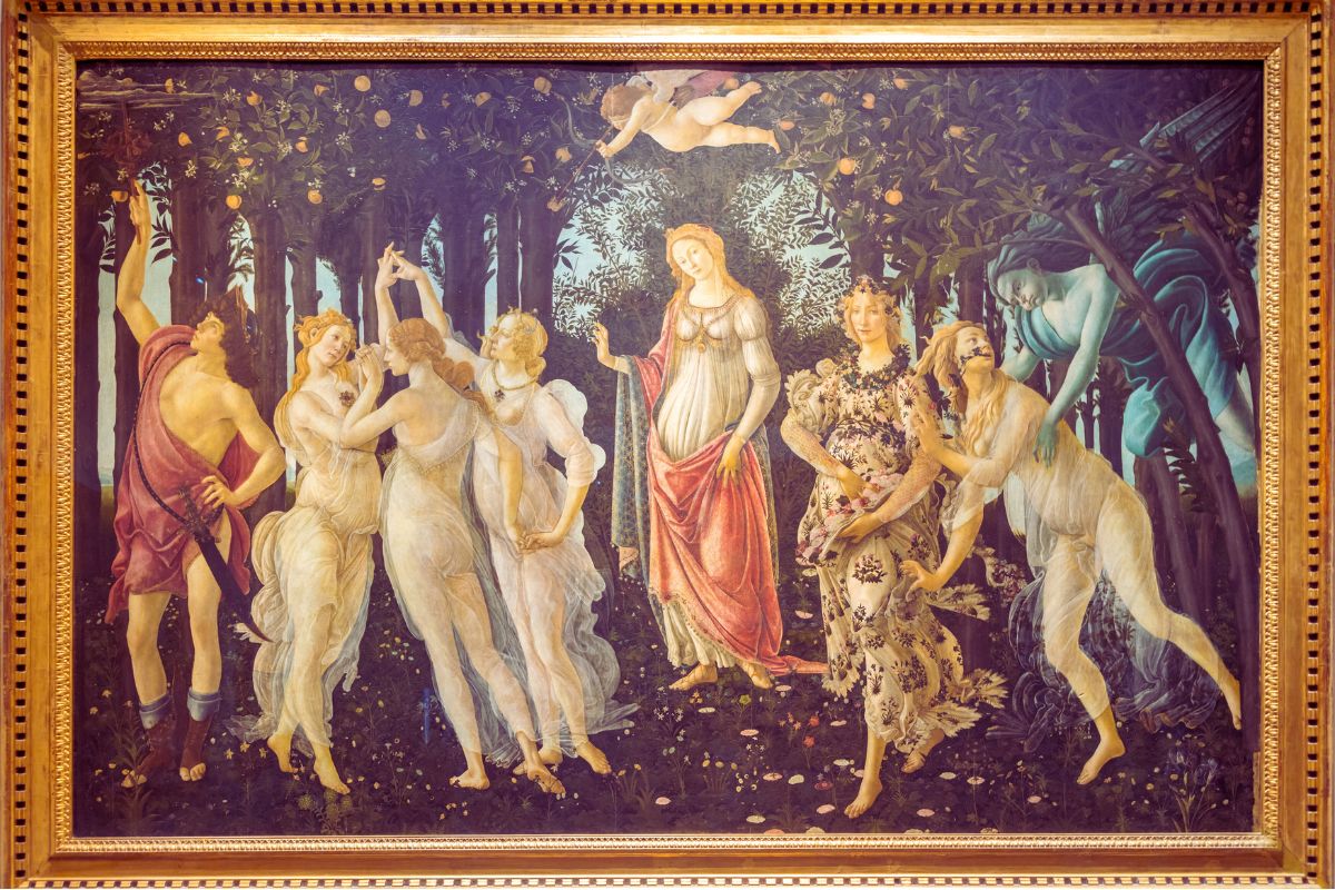 Maleriet «Primavera» av Sandro Botticelli, utstilt i Uffizi-galleriet i Firenze, med mytologiske figurer i en frodig hage fra renessansen.