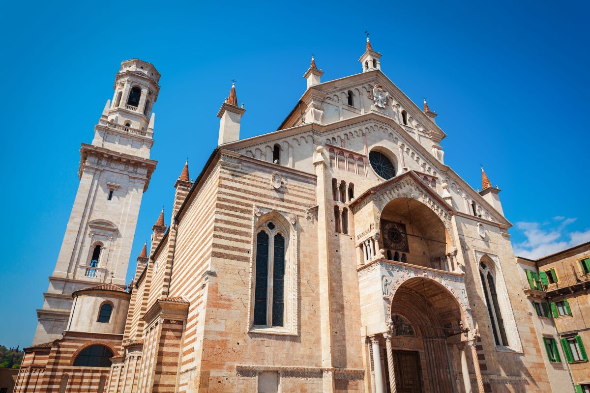 Fasaden til Duomo di Verona (Santa Maria Matricolare) med klokketårnet, et eksempel på romansk arkitektur i Verona.