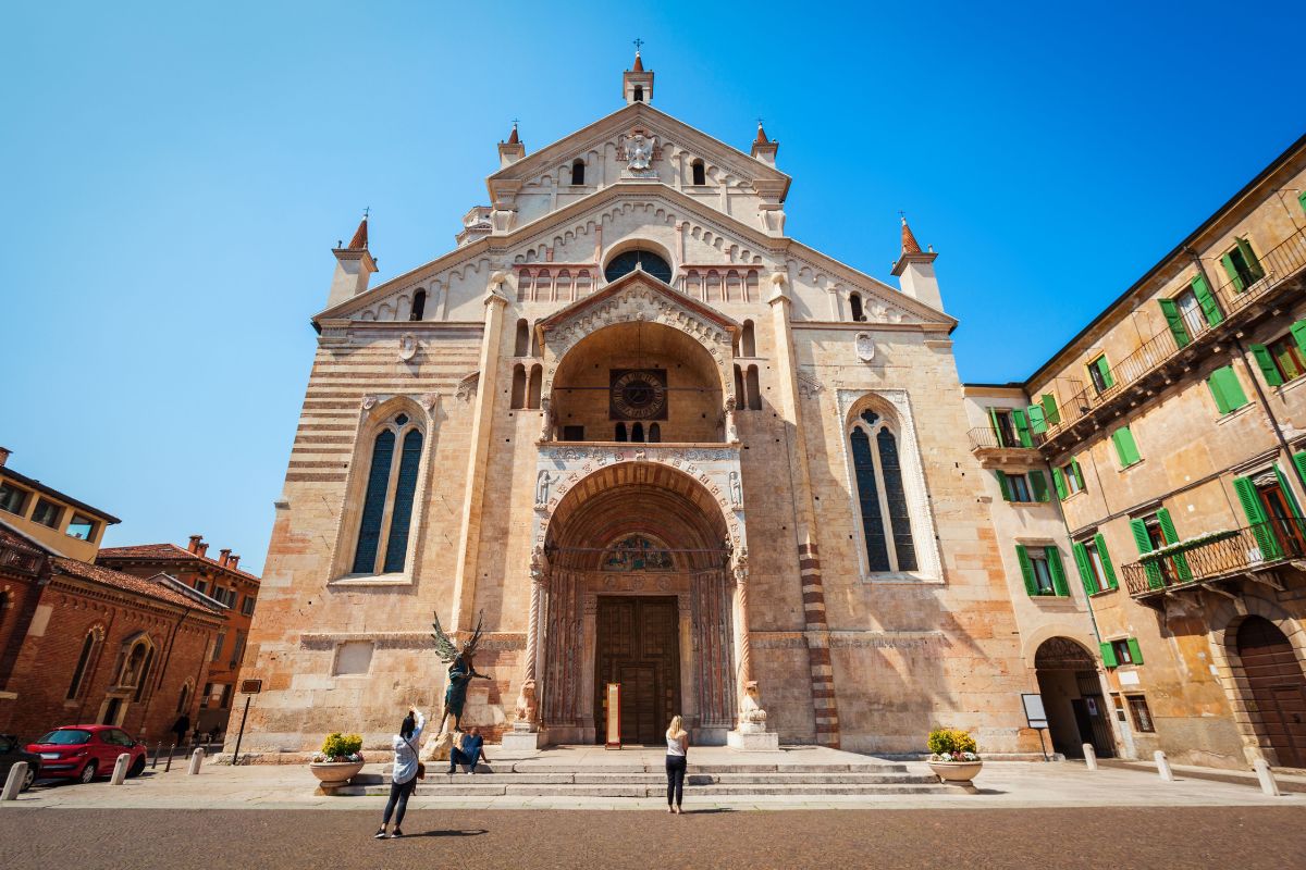 Hovedfasaden til Duomo di Verona (Santa Maria Matricolare) sett forfra, med den romanske portalen og plassen foran katedralen.