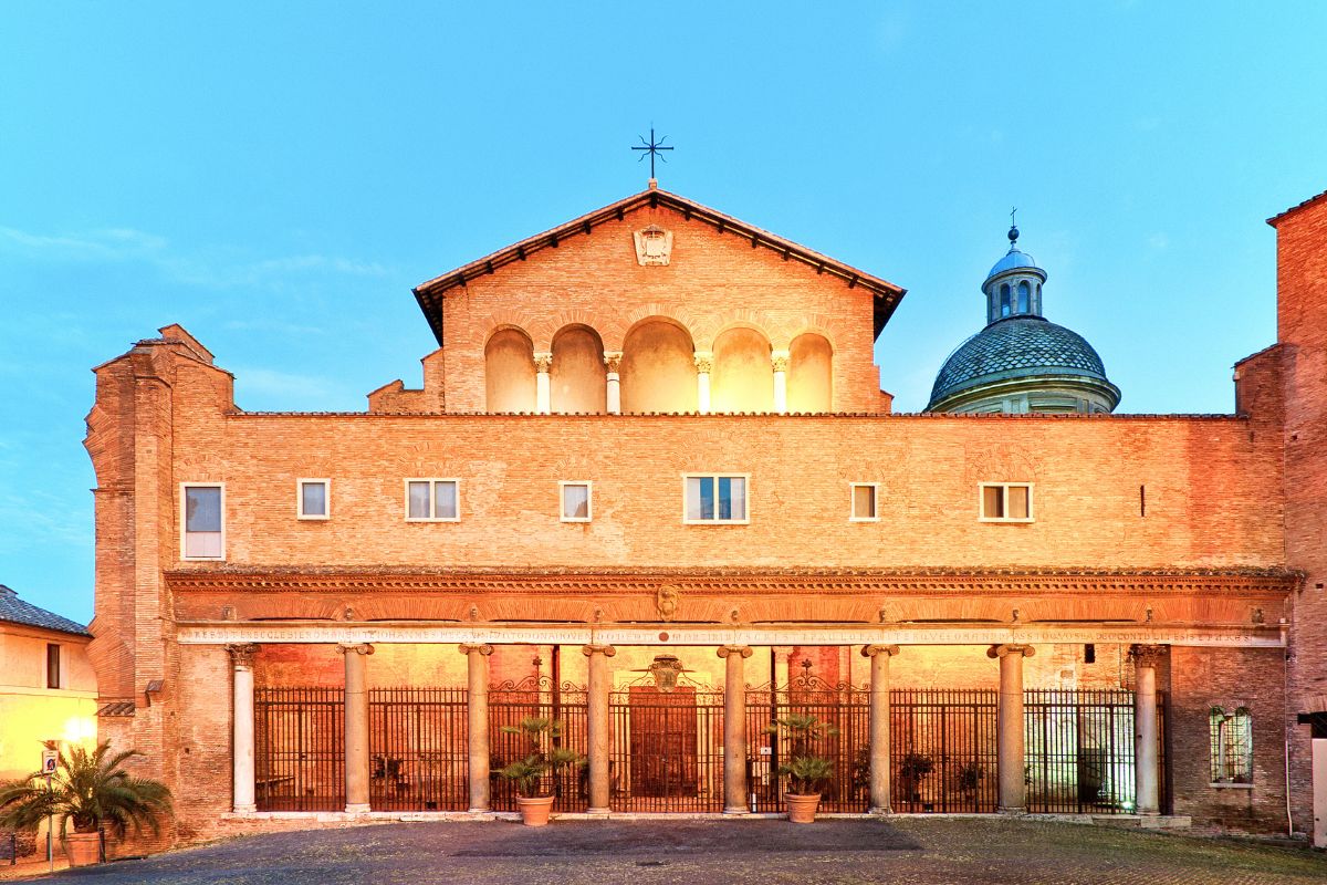 Fasaden til basilikaen Santi Giovanni e Paolo på Celio-høyden i Roma