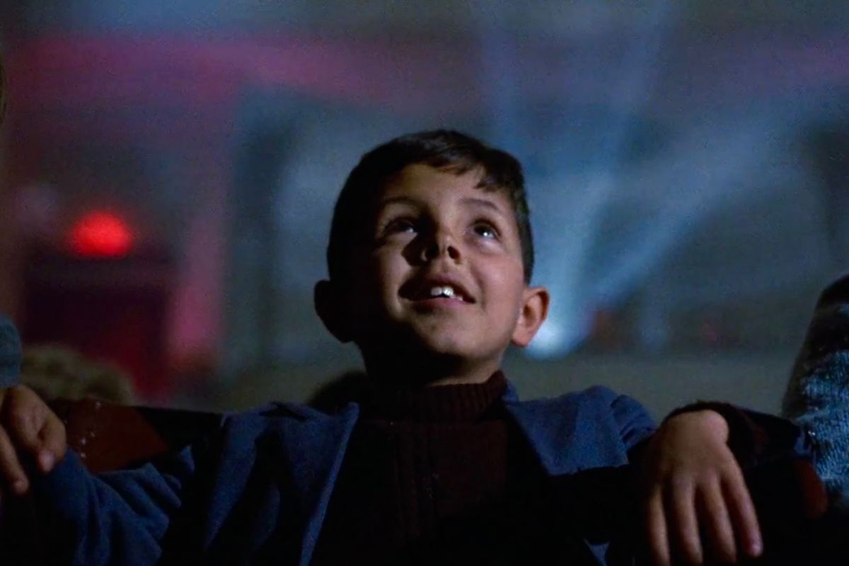 Totò som barn ser opp mot kinolerretet under en filmvisning i Nuovo Cinema Paradiso