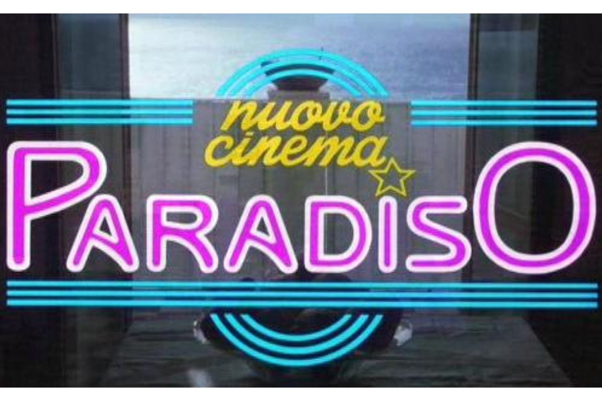 Neonskilt med teksten «Nuovo Cinema Paradiso» fra den italienske filmen Cinema Paradiso