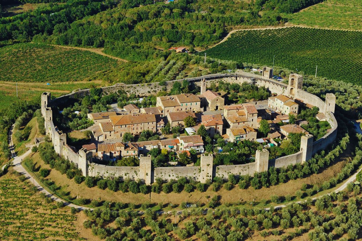 Luftfoto av Monteriggioni i Toscana, en middelalderby omgitt av intakte bymurer langs Via Francigena.