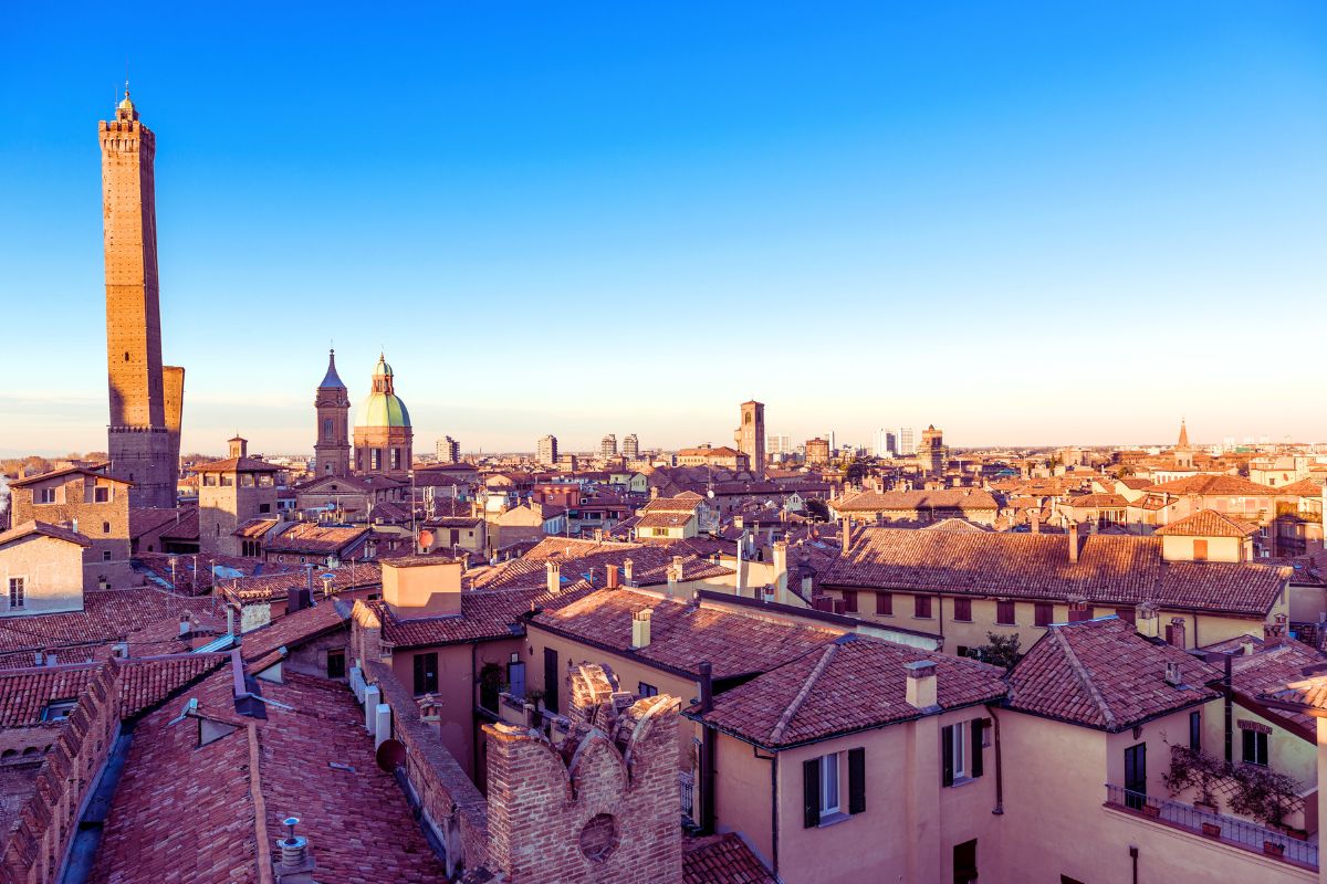 Panoramautsikt over Bologna med Torre degli Asinelli og byens historiske sentrum.