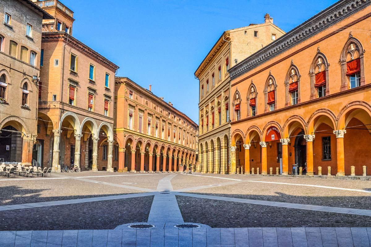 De karakteristiske portikene i Bologna, med buer og historiske bygninger i sentrum.