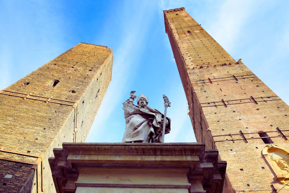 De karakteristiske portikene i Bologna, med buer og historiske bygninger i sentrum.