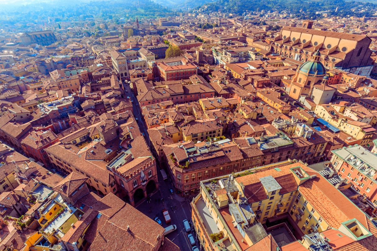 Bologna sett ovenfra, med historisk sentrum, røde tak og byens sirkulære struktur.
