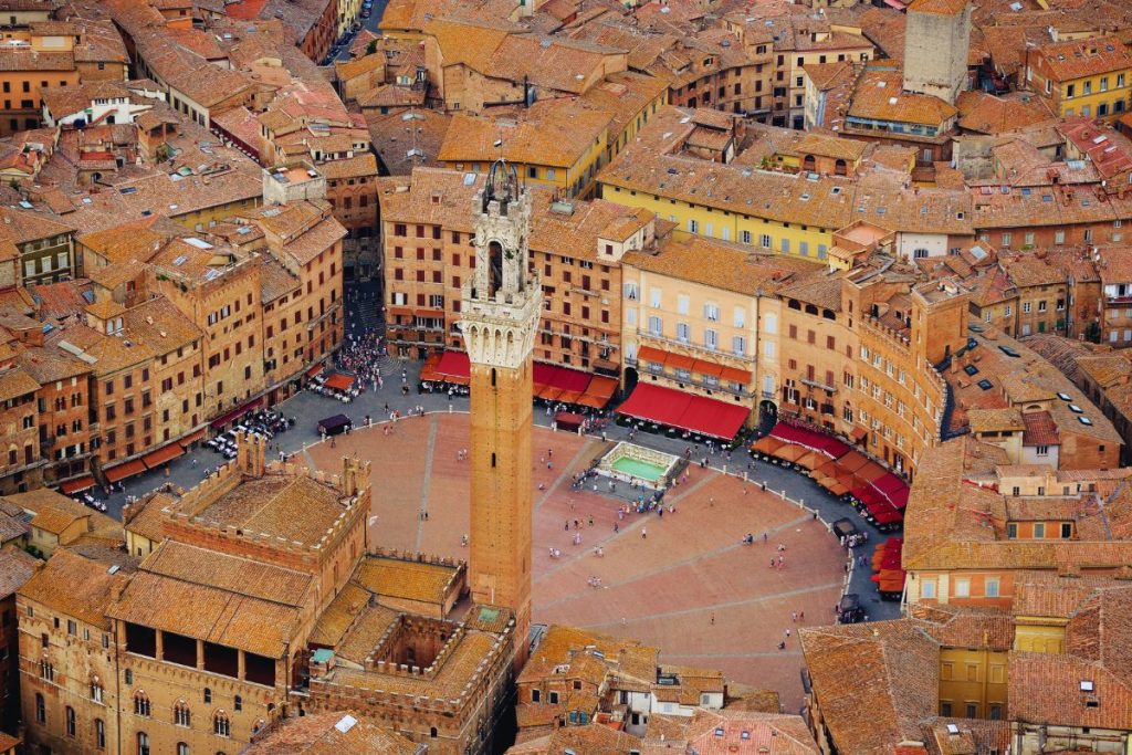 Piazza del Campo i Siena i Toscana med Torre del Mangia og middelalderbyen sett fra høyden.