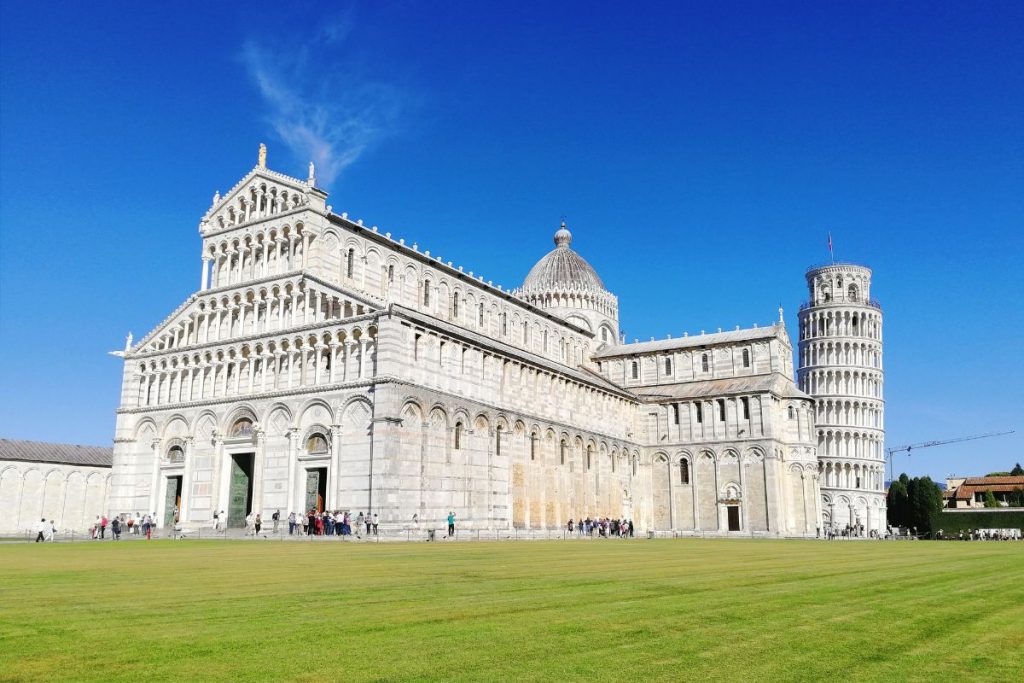 Katedralen i Pisa og det skjeve tårnet på Piazza dei Miracoli i Toscana.