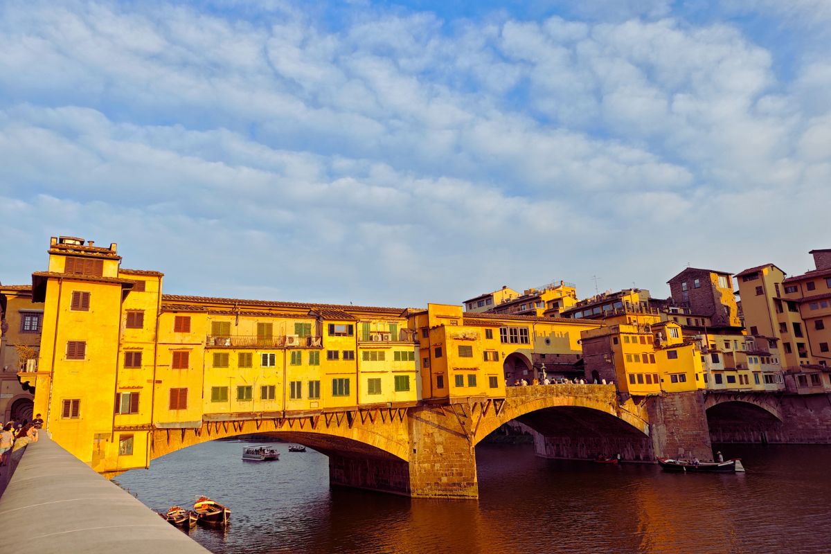 Ponte Vecchio i Firenze i Toscana over elven Arno ved solnedgang.