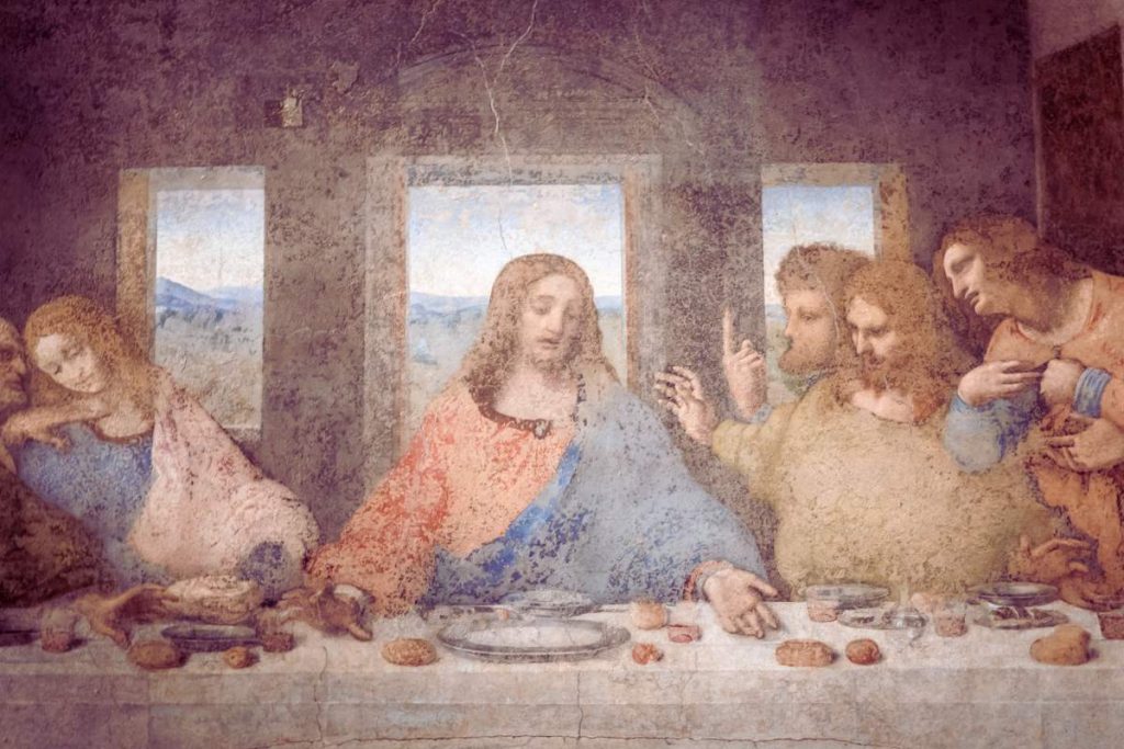 Nattverden av Leonardo da Vinci i Santa Maria delle Grazie i Milano – Jesus sitter i midten omgitt av disiplene ved et langt bord.