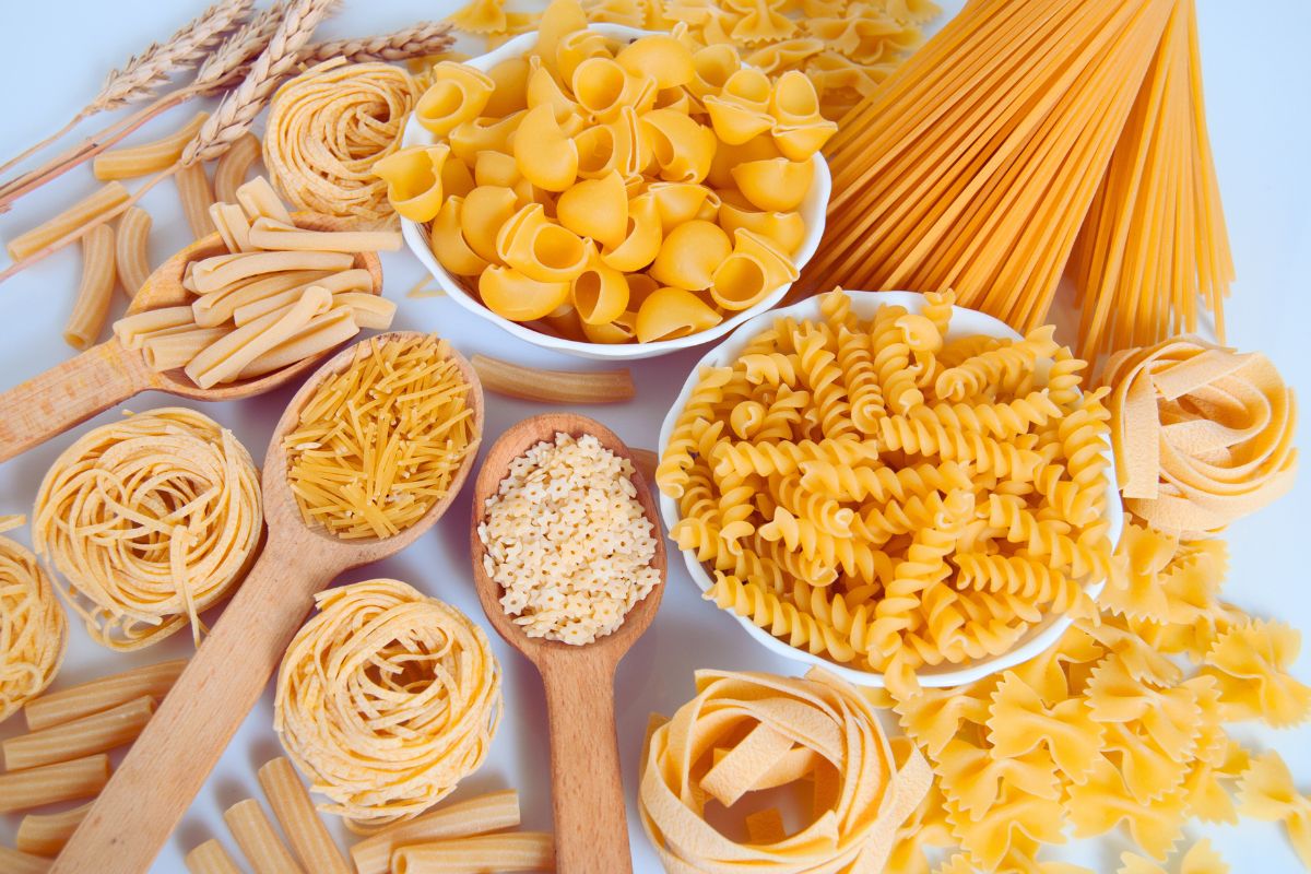 Ulike typer italiensk pasta: spaghetti, fusilli, farfalle og annen pasta.