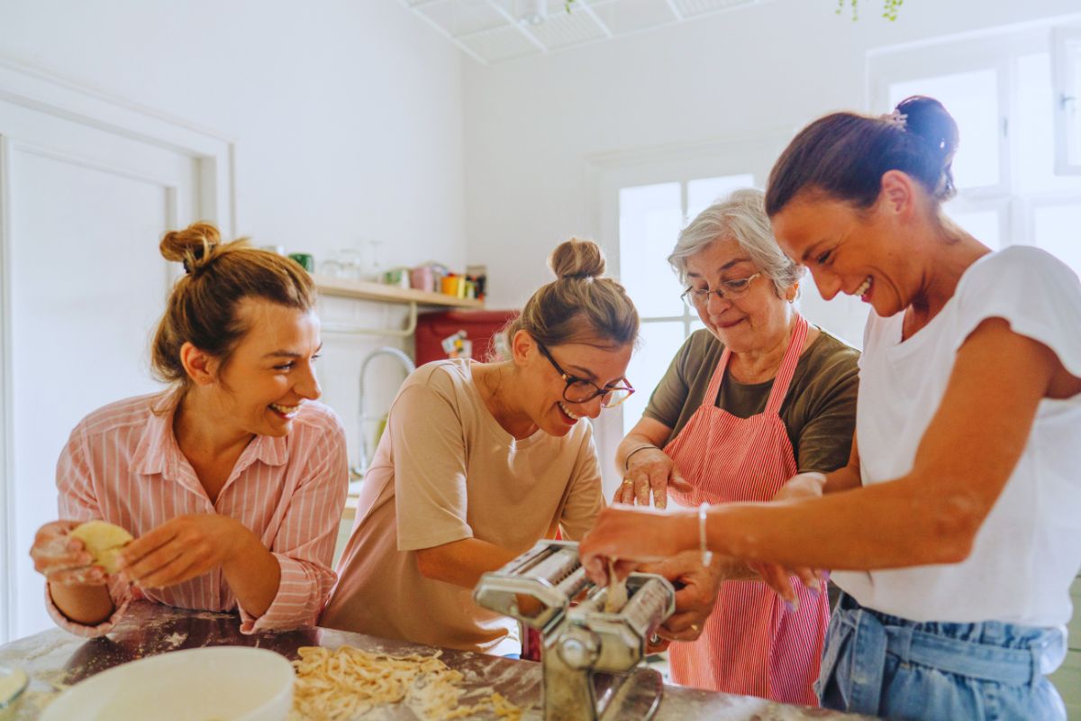 italiensk familie som lager fersk pasta sammen hjemme.