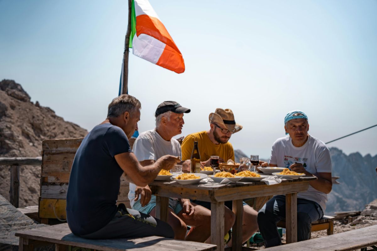 italienere som spiser pasta sammen – italiensk matkultur.