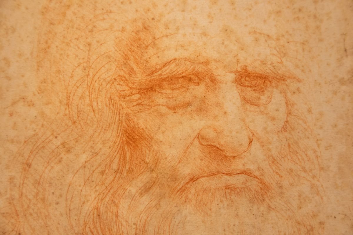 Selvportrett av Leonardo da Vinci – rød kritttegning av en eldre mann med langt hår og skjegg.