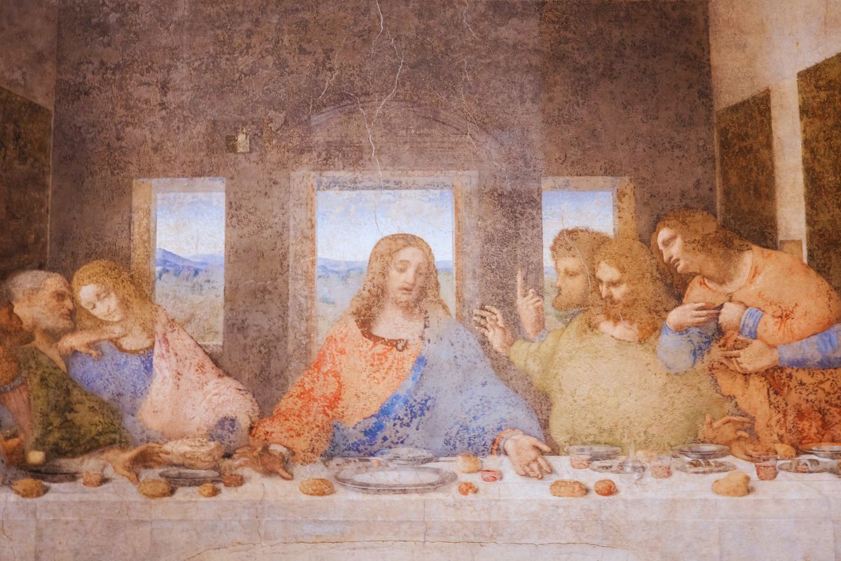 Nattverden av Leonardo da Vinci i Santa Maria delle Grazie i Milano – Jesus sitter i midten omgitt av disiplene ved et langt bord.