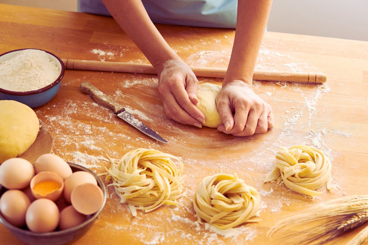 lage hjemmelaget pasta fra bunnen av – italiensk mattradisjon.
