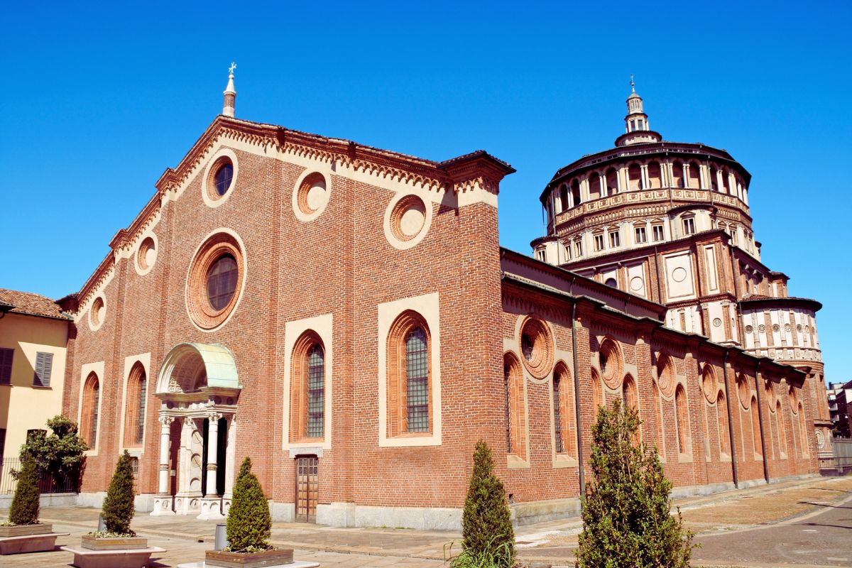 Santa Maria delle Grazie i Milano – kirken med den karakteristiske kuppelen bak.