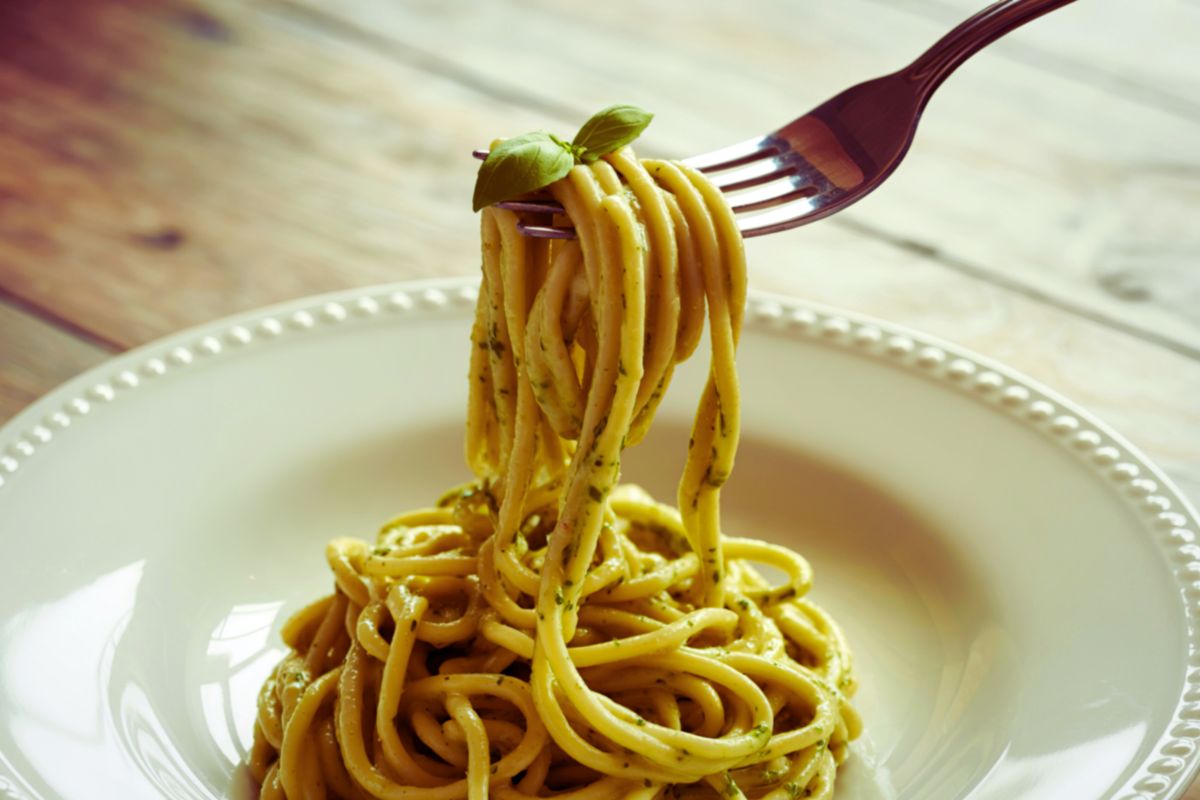 spaghetti med pesto – klassisk italiensk pastarett.