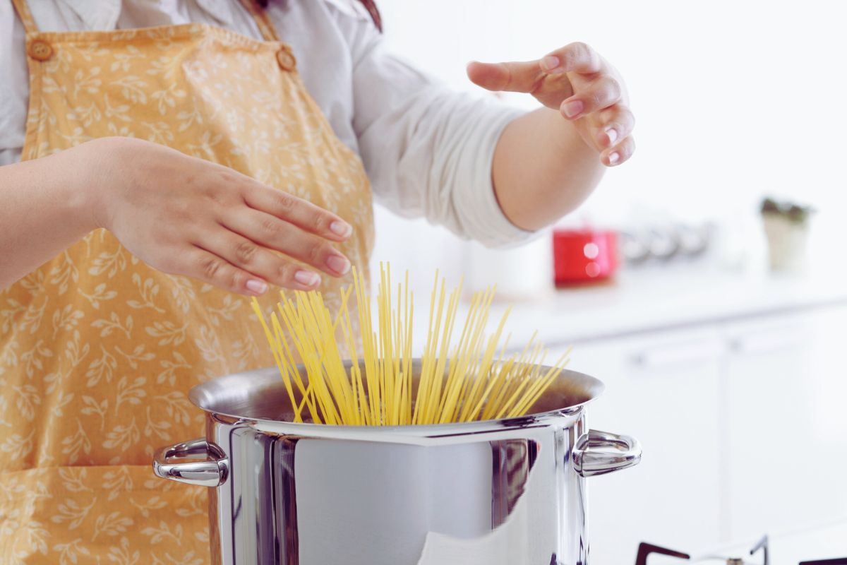 koking av spaghetti i gryte – klassisk italiensk pasta.