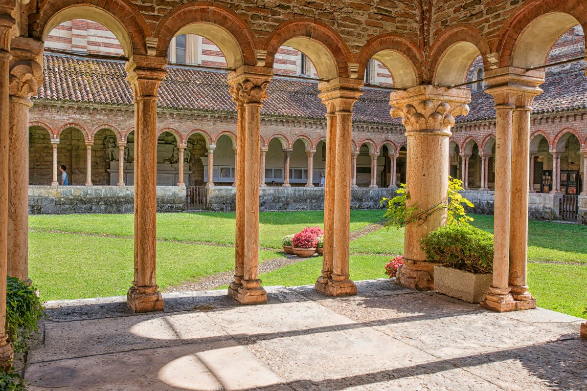 Klosteret ved San Zeno-basilikaen i Verona med buer og søyler.