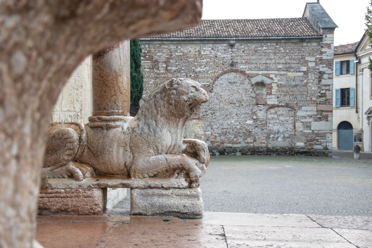 Steinløve ved inngangen til San Zeno-basilikaen i Verona.
