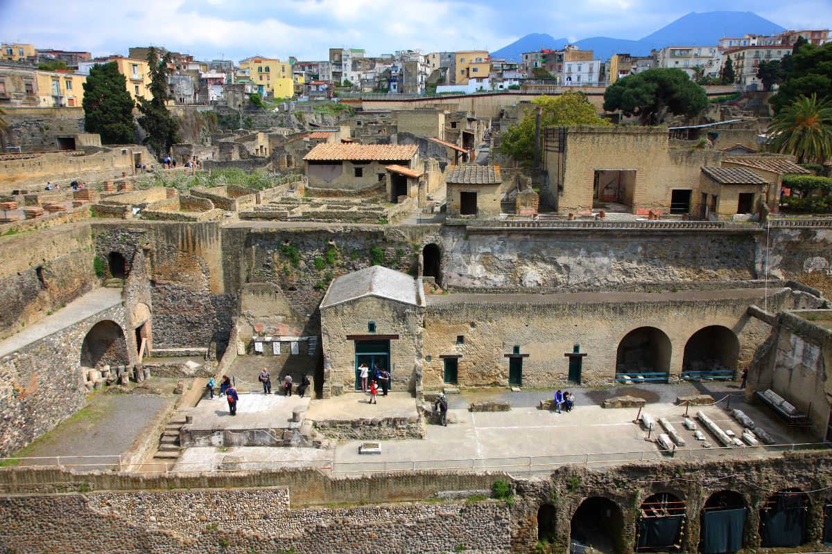 Oversiktsbilde av Herculaneum med godt bevarte romerske bygninger og arkeologisk område i forgrunnen.