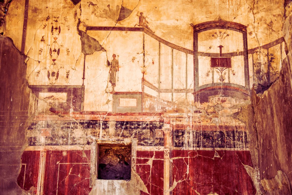 Romersk veggmaleri i Herculaneum med godt bevarte fresker og dekorative detaljer.