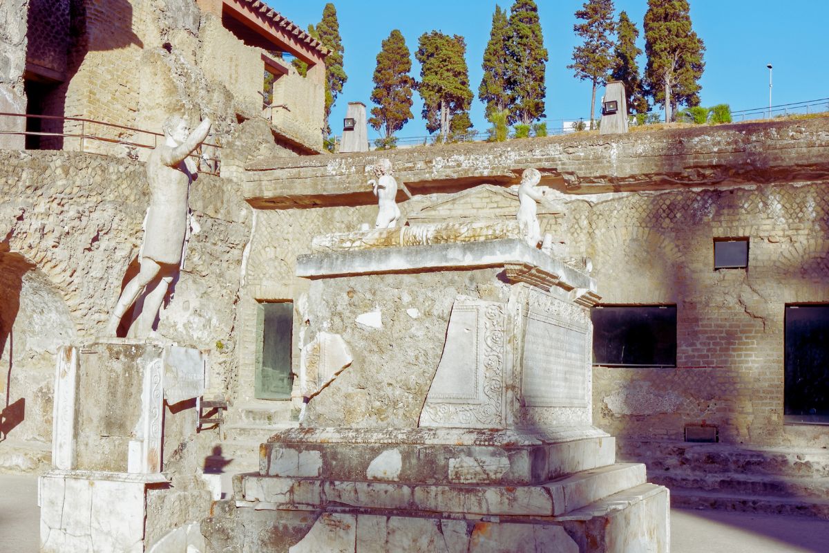 Romersk gårdsplass i Herculaneum med skulpturer og godt bevarte arkitektoniske detaljer.