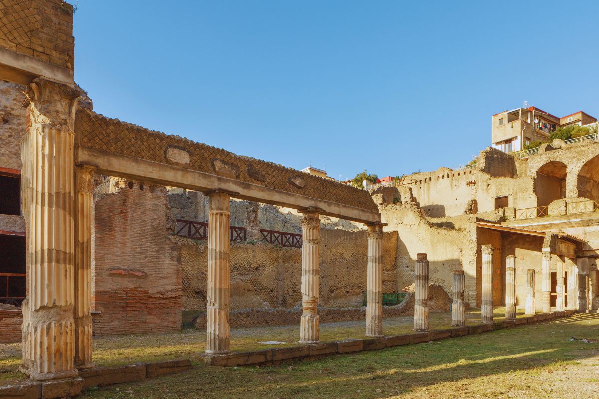 Romersk peristyl i Herculaneum med søyler og godt bevarte arkitektoniske detaljer.