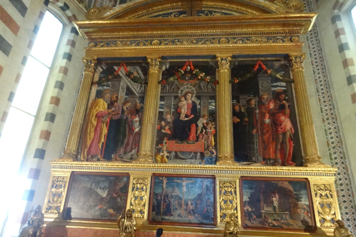 Altertavle av Mantegna i San Zeno-basilikaen i Verona.
