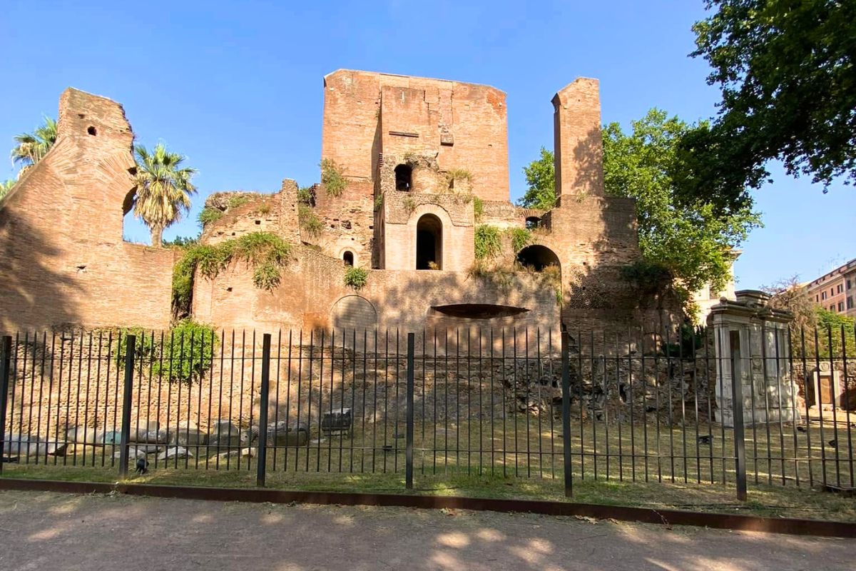 Ninfeo di Mario i Piazza Vittorio Roma med romerske ruiner og historiske strukturer.