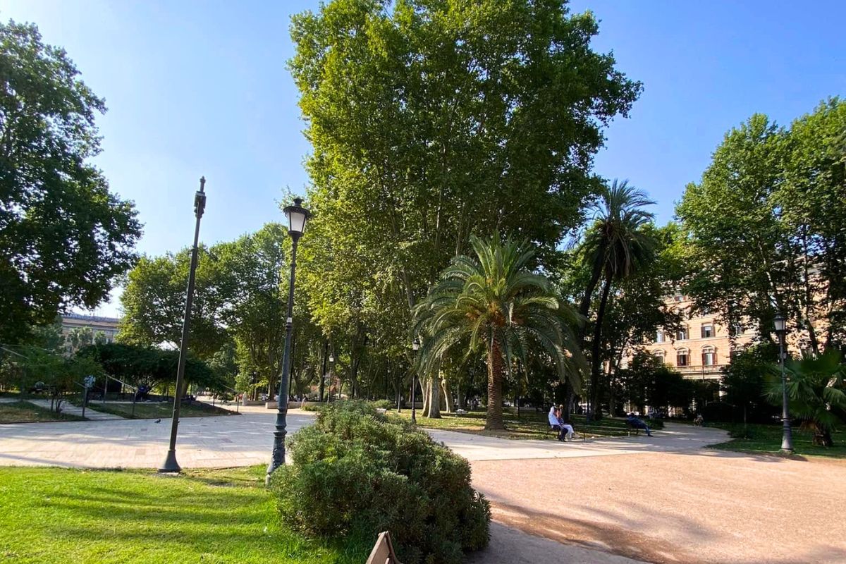 Grønn park i Piazza Vittorio Roma med palmer og gangstier i Esquilino