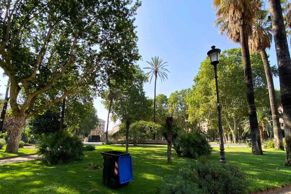 Grønn park i Piazza Vittorio Roma med palmer og gangstier i Esquilino