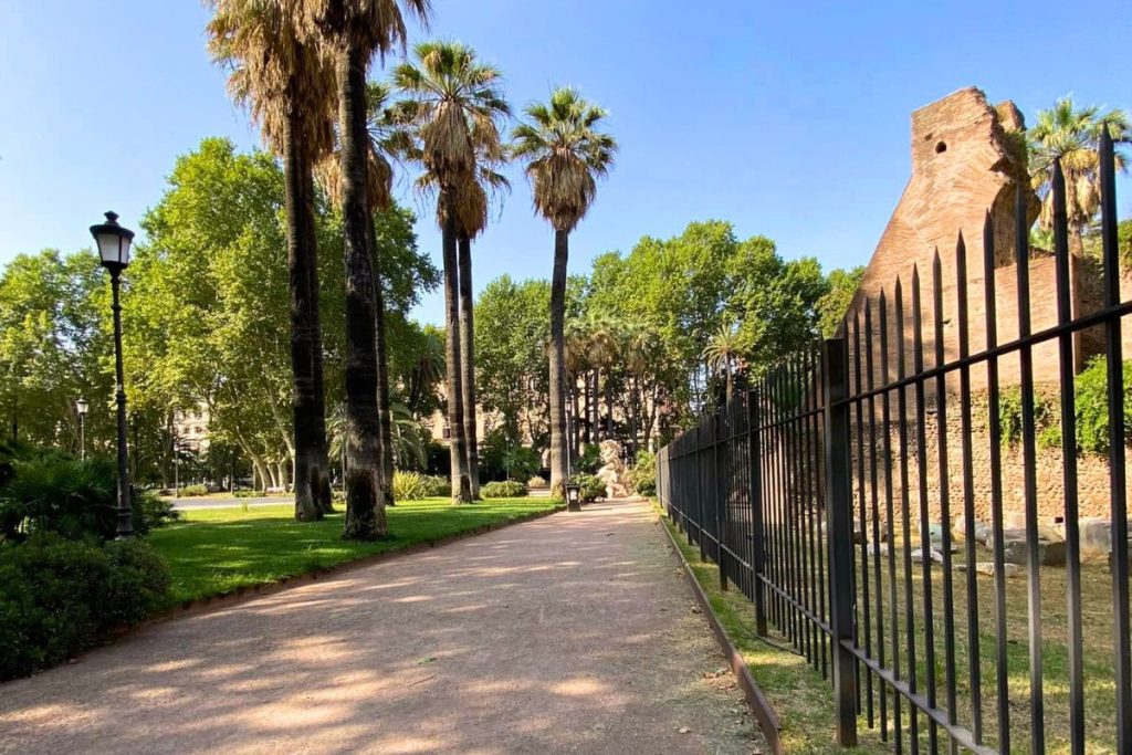 Grønn park i Piazza Vittorio Roma med palmer og gangstier i Esquilino