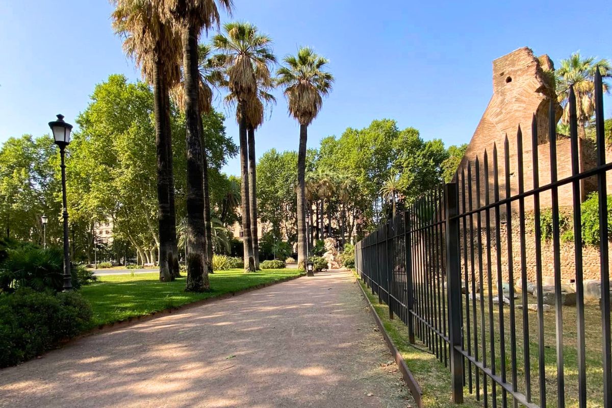 Grønn park i Piazza Vittorio Roma med palmer og gangstier i Esquilino